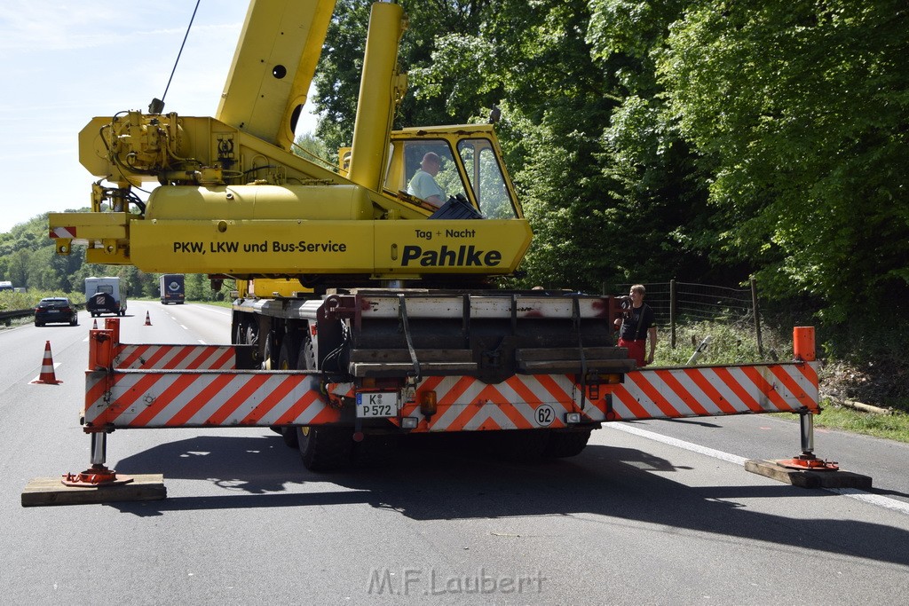 LKW in Boeschung A 3 Rich Frankfurt Hoehe Roesrath Lohmar P237.JPG - Miklos Laubert